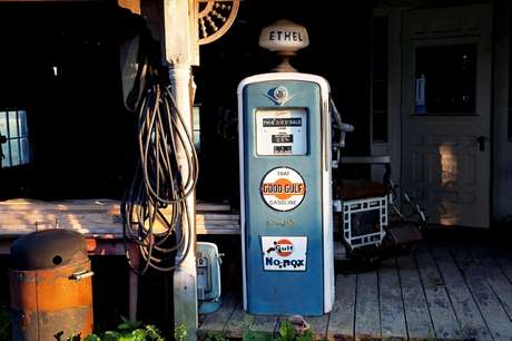 petrol-stations-1638672 460 vintage